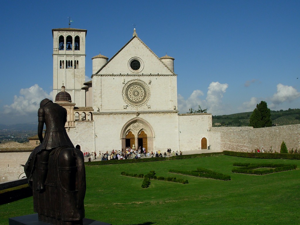 Assisi Szent Ferenc emlékére több szobrot is emeltek, itt éppen lovon ábrázolták 