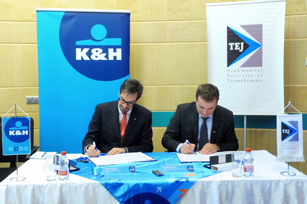 A fotón balról jobbra: Peter Roebben (K&H Vállalati üzletág vezetője), Mélykuti Tibor (Terméktanács elnöke) Forrás: K&H Sajtóközlemény