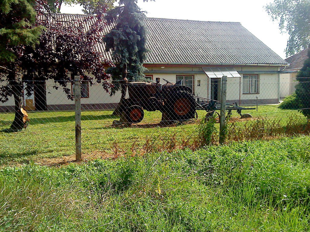 Hoffer traktor egy katalinpusztai ház udvarában