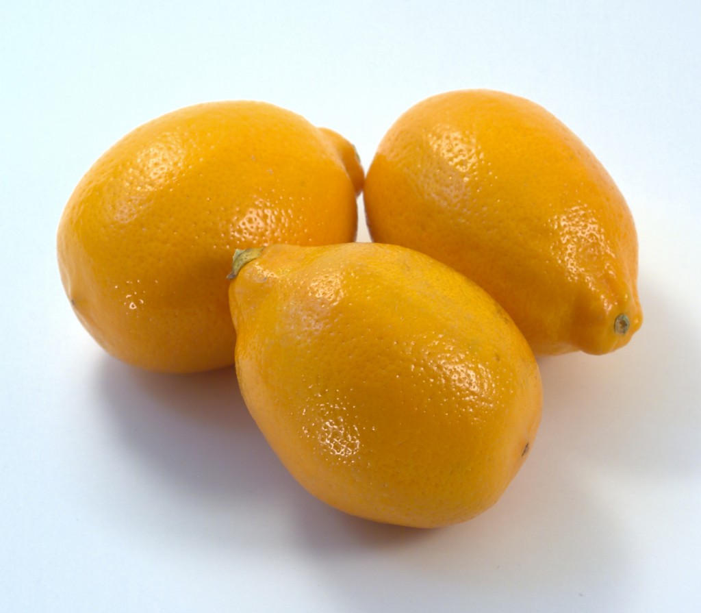 Óvatosnak kell lenni a  citrom héjának ételbe reszelésével is