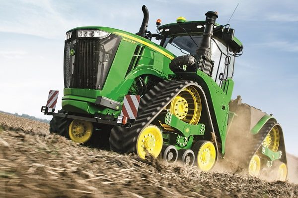 A John Deere traktorok csúcstechnikával hasítanak a mezőgéppiacon