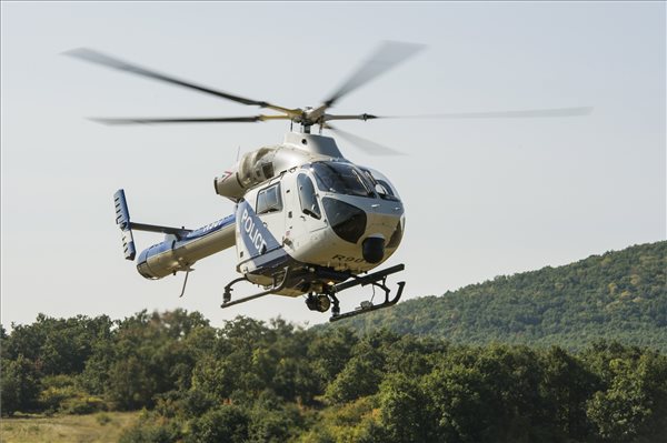 Helikopteres parlagfű-felderítés Heves megyében (MTI Fotó: Komka Péter)