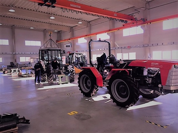 Fülkeépítés a Renner Bt. üzemében, készül a magyar traktor Jánoshalma határában