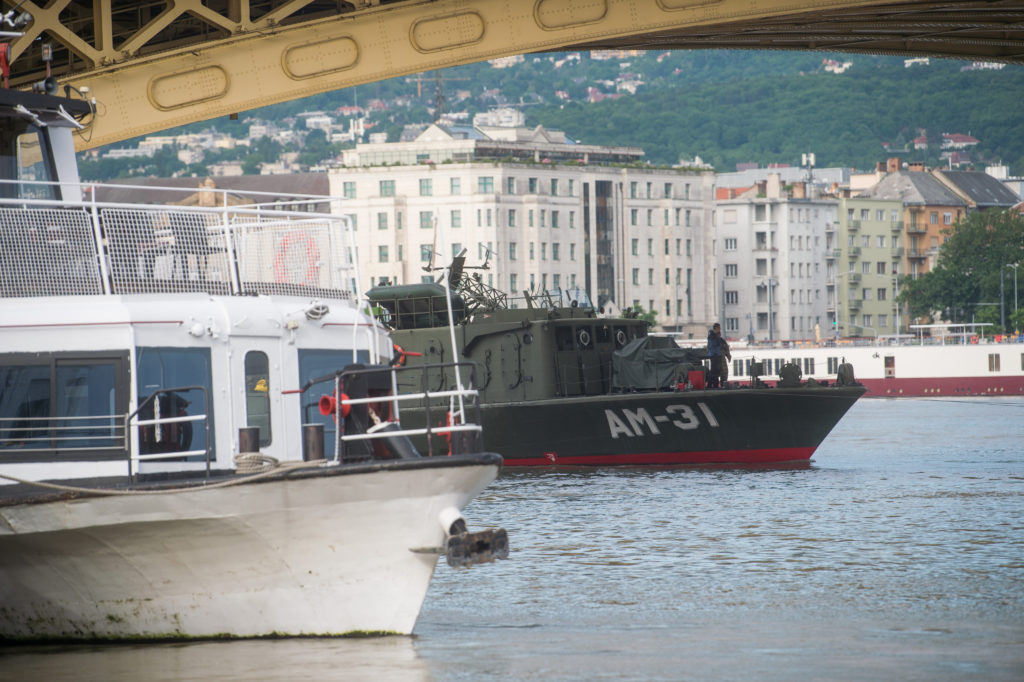 Közel 400 kilométeren van árvízvédelmi készültség Magyarországon - a képen az MH 1. Honvéd Tûzszerész és Hadihajós Ezred AM-31 Dunaújváros hajója a Margit hídnál 2019. május 31-én. - fotó: MTI/Balogh Zoltán