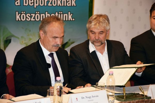 Balról Nagy István agrárminiszter, jobbról Bross Péter, az OMME elnöke szentesíti aláírásával az együttműködést