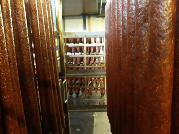 Komoly árbevétel-növekedést ért el tavaly a Gyulahús - képünk a gyulai húsüzemben száradó kolbászokról készült