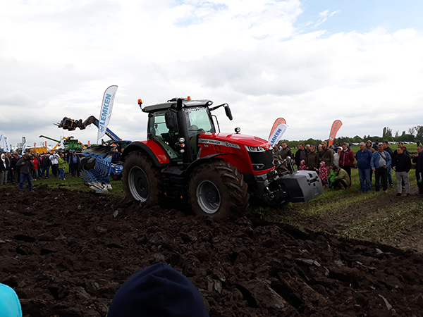 Akcióban a Massey Ferguson traktorok legerősebbike: a 8740 S típus Mezőfalván