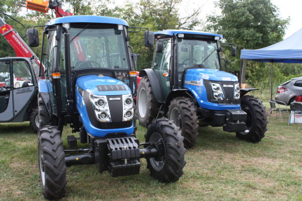 A Solis 50 és 75 lóerős traktorok az Odysis Bt. standján a 2019-es Szentlőrinci Gazdanapok rendezvényen