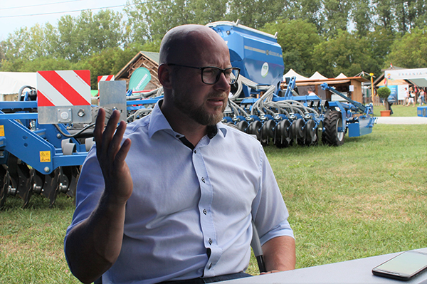 Jens Michels, a Köckerling magyarországi értékesítési vezetője beszélt a szántás nélküli talajművelés eszközeiről a 2019-es Szentlőrinci Gazdanapokon