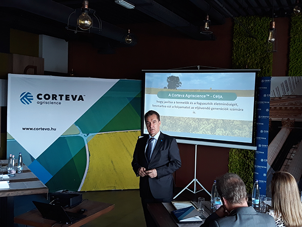 Rikk István, a Corteva Magyarország marketing vezetője ad elő a cég sajtónapján Budapesten