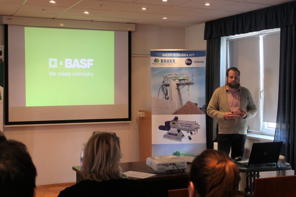 Németh Balázs, a BASF Hungária Kft. fejlesztőmérnöke az inhibitorok segítségével történő hígtrágya hasznosításról beszél a Bauer Hungária Kft. szolnoki rendezvényén - Fotó: Magro.hu