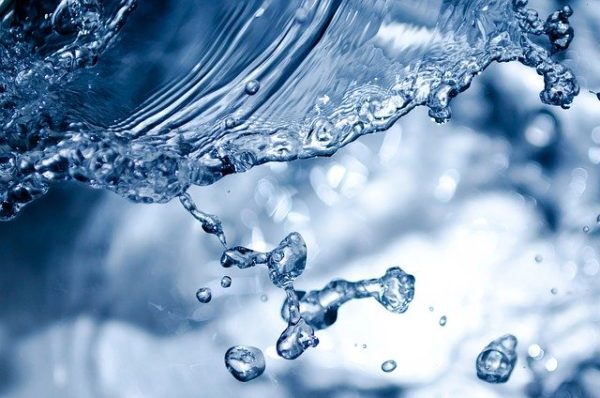 A vízben nem csak hidrogén és oxigén atomok találhatók, hanem más egyéb elemek is, amelyek befolyással lehetnek a peszticidek hatékonyságára. (Fotó: Pixabay, PublicDomainPictures)