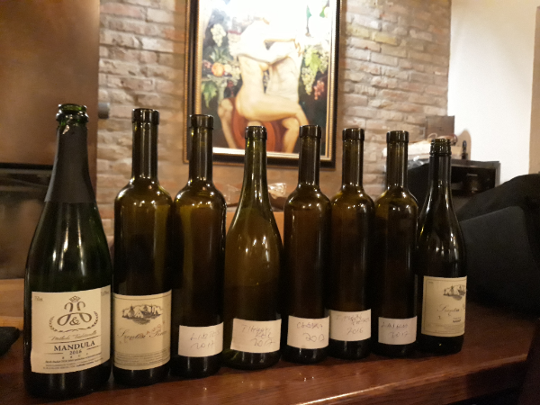 A minőségi magyar borokra veszélyesek a hamis borok, amelyek kereskedelme ellen küzd a Szellemi Tulajdon Nemzeti Hivatala - Fotónkon a Szentesi pince borkínálatának egy része Budaörsön, Magro.hu - CSZS