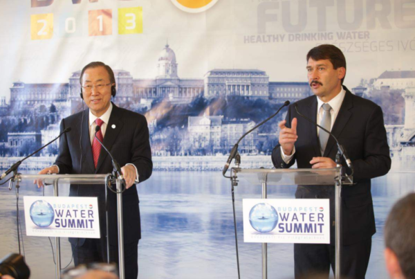 A magyar vízgazdálkodás érdekében folytatott munka újabb szakaszához ért, mióta Ban Ki Mun, az ENSZ főtitkára és Áder János köztársasági elnök tartott sajtótájékoztatót a 2013-as budapesti Víz Világtalálkozón - Fotó: KKM