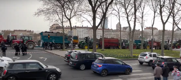 Gazdatüntetés Franciaországban: felsorakoztak a termelők és a gépeik Lyonban - Forrás: Euronews