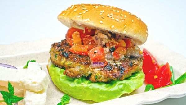 A Zero Chicken Burger növényi alapú és hús nélküli hamburger, amely ízre a csirkére emlékeztet, de hús nincs benne.