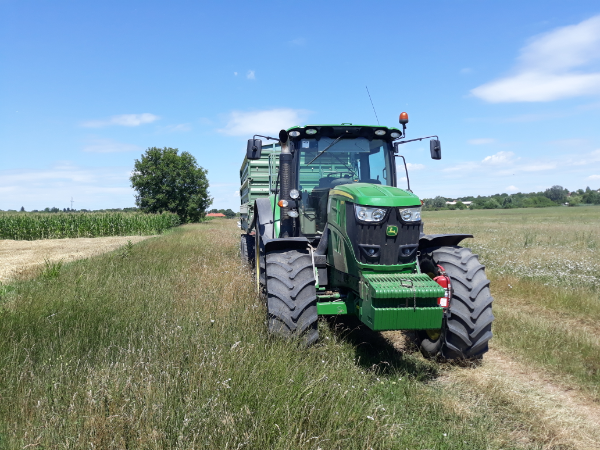 Sok gazdálkodó örülne annak, ha a NAK javaslatai alapján módosítanák a mezőgazdasági gépek közúti közlekedésének szabályait - Fotó: Magro.hu, CSZS, Tápióbicske