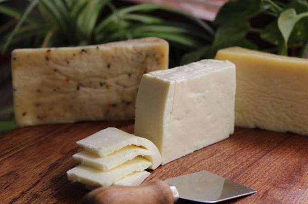 Jól tartott állatok tejét használják fel, így készítve egészséges, ízletes sajtokat