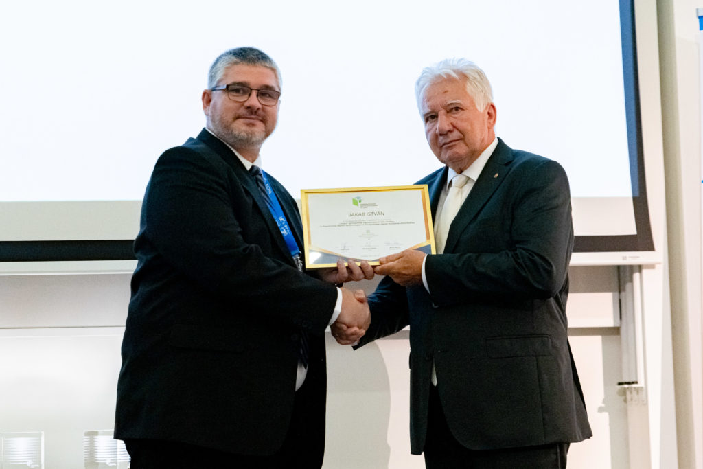 Jakab István (jobbra) veszi át a Magyarország Digitális Agrárgazdaság Fejlesztéséért díjat Dr. Milics Gábortól