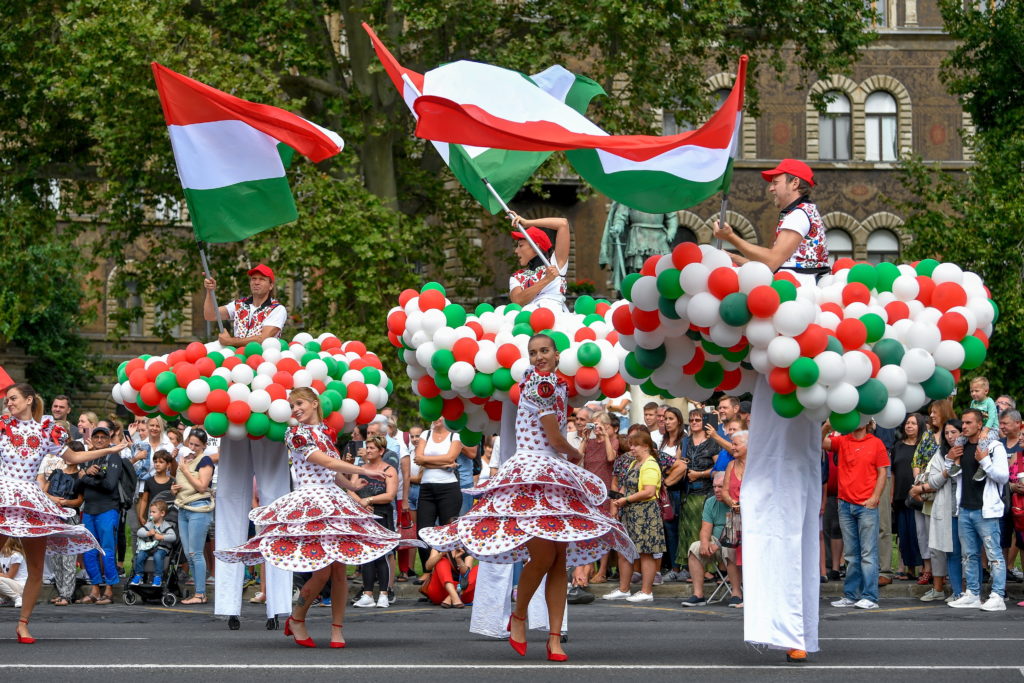 Résztvevők az államalapítás és az államalapító Szent István király ünnepén tartott felvonuláson a budapesti Andrássy úton 2021. augusztus 20-án. A A táncház módszer mint a szellemi - kulturális örökség átörökítésének magyar modellje is a hungarikumok egyike - Fotó: MTI/Czeglédi Zsolt