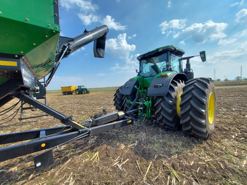 Lassan halad a romániai mezőgazdaság gépesítése és az sem a helyi traktorgyárakat erősíti: inkább a John Deere, a Case és a New Holland gépeit veszik a román traktorok helyett a romániai gazdák - Fotó: Magro.hu, CSZS, Mezőkövesd