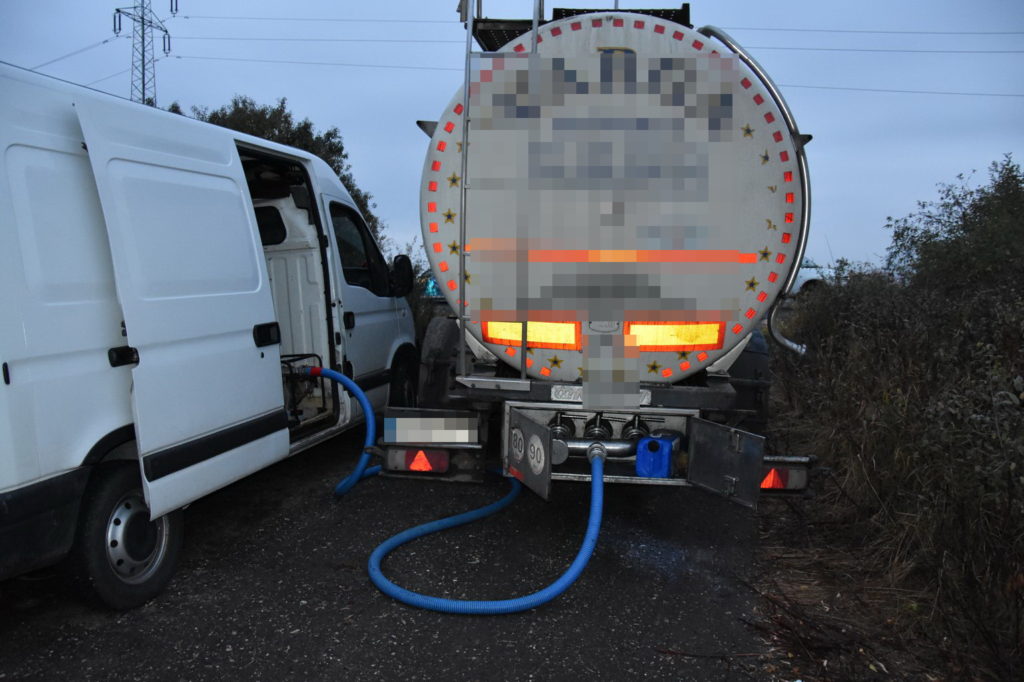 Így lopták a tejet a tolvajok: tehergépkocsiból, szivattyúval segítették át az árut a tejet szállító kamion tartályából - Fotó: Police.hu