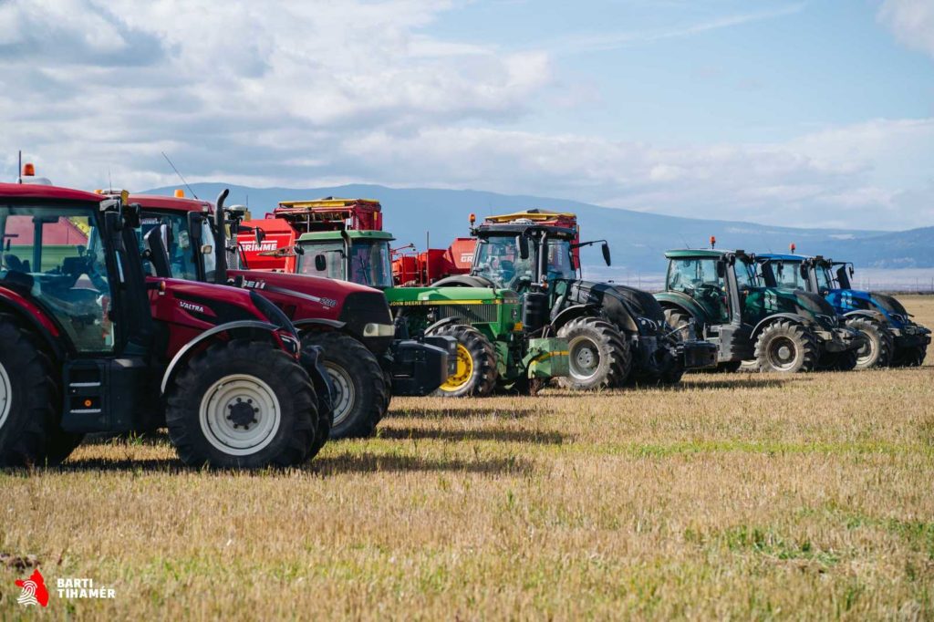 Felvonultak a burgonyatermesztés sikerét támogató traktorok is Gyergyószentmiklós határában - Fotó: Keresztes Zoltán