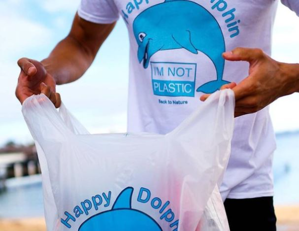 Tojáshéj és tengeri moszat alkothatja az új műanyaghelyettesítő megoldást - a képen a Happy Dolphin környezetkímélő szatyra