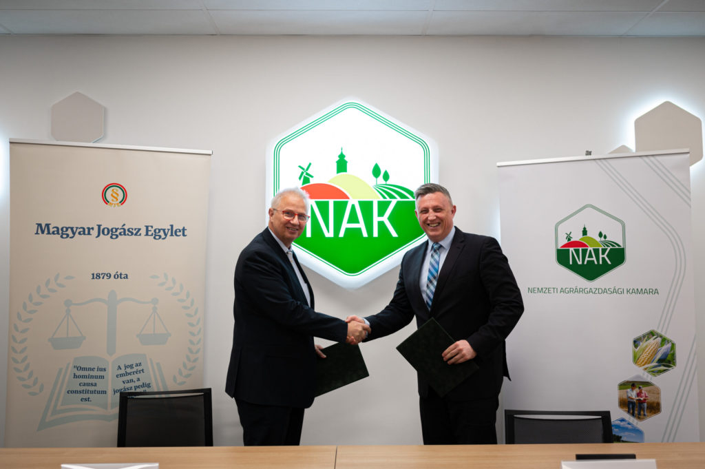 A megállapodást Győrffy Balázs, a Nemzeti Agrárgazdasági Kamara (NAK) elnöke (jobbra) és Prof. Dr. Trócsányi László, a Magyar Jogász Egylet (MJE) elnöke írta alá