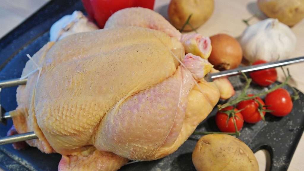 A kormány – február 1-jei hatállyal, április 30-áig – az október 15-ei szinten befagyasztotta hét alapvető élelmiszer fogyasztói árát. A baromfiágazat a csirkemell és a csirkefarhát miatt érintett