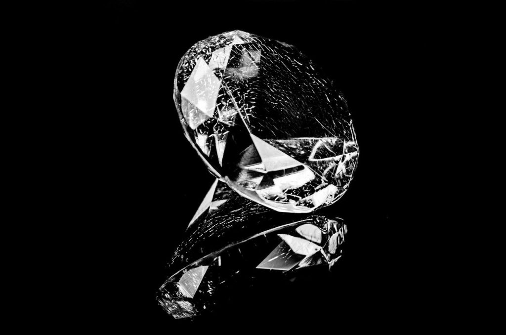 Black Diamondnak, azaz fekete gyémántnak nevezik azt a különleges megjelenésű fekete almafajtát, amelyik a világ legdrágábbjának számít