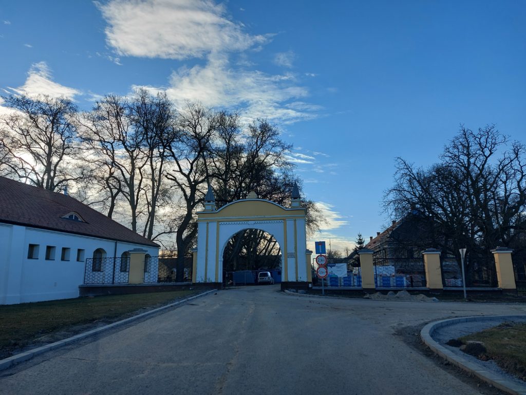 A Zrt. egyik kapuja és bejárata - Fotó: Magro.hu, CSZS, Mezőhegyes