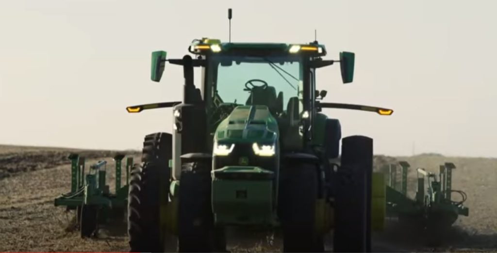 A világ egyik legjelentősebb szórakoztató elektronikai vásárán, a Consumer Electronics Show - CES 2022-es programján, Las Vegasban mutatták be a John Deere autonóm 8R traktorát, amely vezető nélkül képes a feladatok végrehajtására - Fotó: Youtube