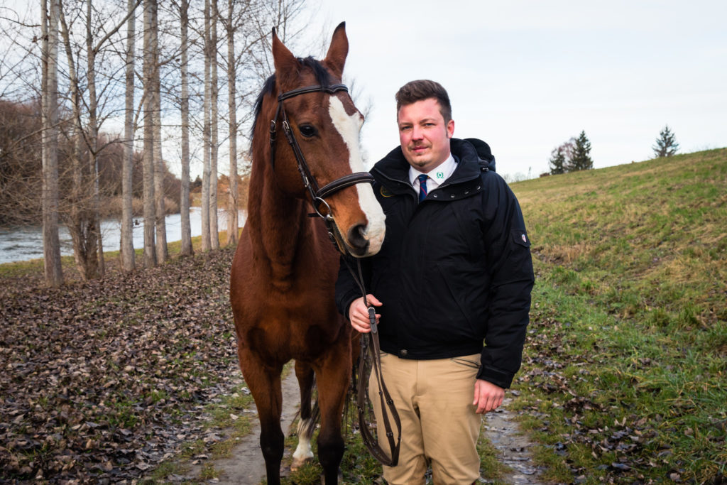 Cseri Dávidot Nárciszban és általában a lovakban lenyűgözi saját személyiségük - Fotó: Májer Csaba József