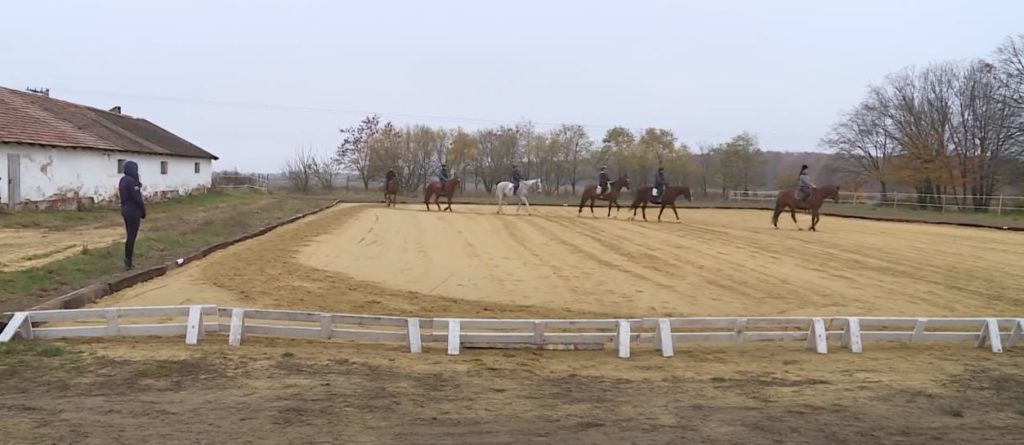 A bértartók és a diákok mellett a lovagoltatást is szolgálja az új kőszegi lovaspálya - Forrás: Szombathelyi Televízió Youtube
