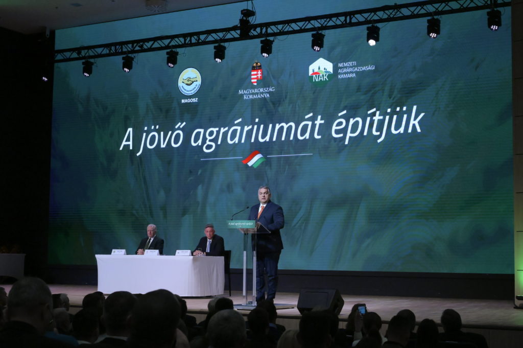 Orbán Viktor miniszterelnök beszédet mond a Magyar Gazdakörök és Gazdaszövetkezetek Szövetsége (MAGOSZ) és a Nemzeti Agrárgazdasági Kamara (NAK) gazdakongresszusán Budapesten, a Hungexpo kongresszusi központjában - Fotó: MTI/Koszticsák Szilárd