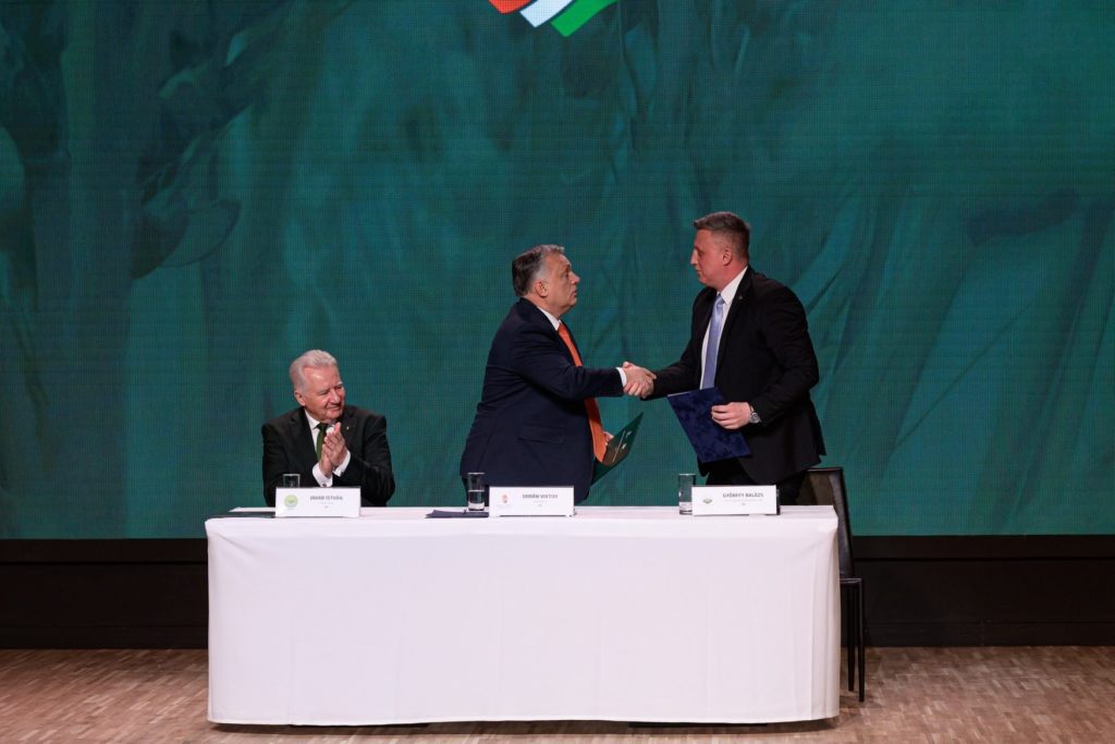 A miniszterelnök és a NAK elnök kézfogója az együttműködés aláírása után - Fotó: MTI