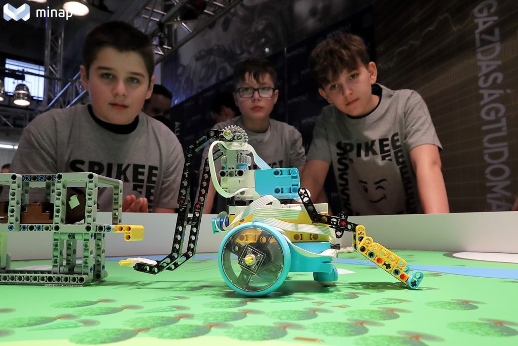 Robotokat építettek a különböző feladatok elvégzésére a miskolci programozó versenyen az általános iskolások - Fotó: Mocsári László