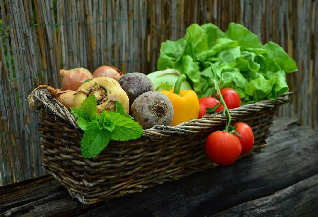 A fogyasztók ma már szinte elvárják, hogy a zöldségek-gyümölcsök mosva kerüljenek az áruházak polcaira, hogy minél kevesebb dolguk legyen a konyhai előkészítéskor