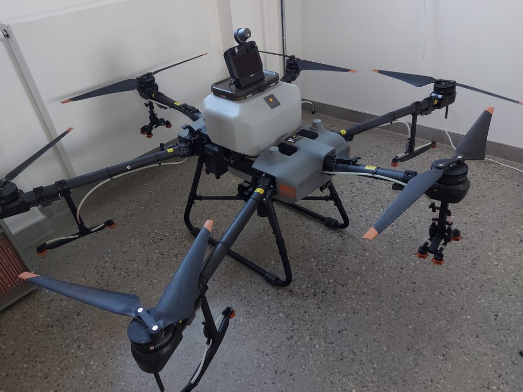 A képzések elindításával és a szakképzett növényvédelmi drónpilóták kinevelésével hamarosan a magyar gazdák rendelkezésére állhat a pontos és célzott kijuttatást lehetővé tevő légi permetezési technológia - Fotó: Magro.hu, CSZS, Mezőhegyes