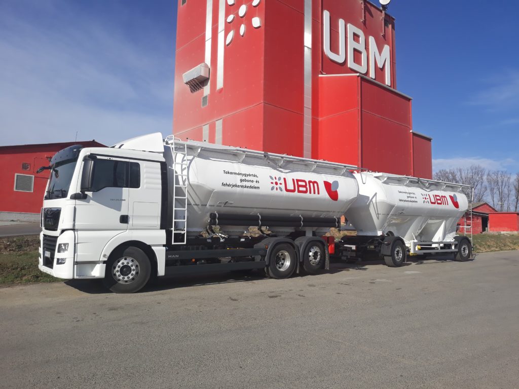 UBM termékeket szállító kamion a Vas megyei Szelestén található takarmánygyárban