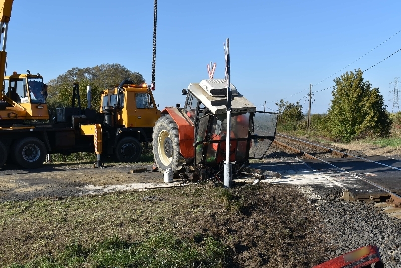 Vonattal ütközött és kettészakadt az erőgép Zalában: hibás volt a traktoros, mert nem fogott a fék