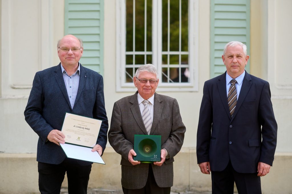 A képen balról Vida Gyula VSZT alelnök, a díjazott dr. Czinkóczky Mihály és Takács Géza VSZT elnök
