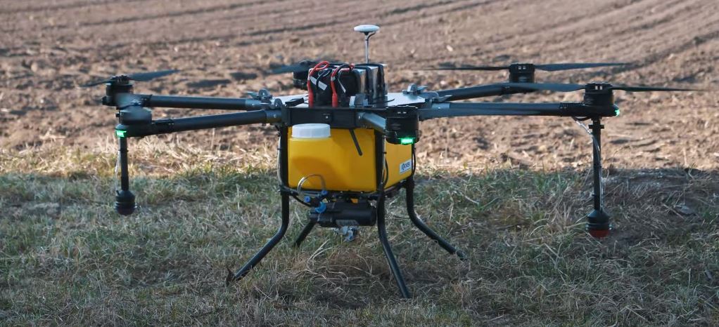 Óránként akár 10-15 hektárt is permeteznek a Szabolcs-Szatmár-Bereg megyei drónok használatával