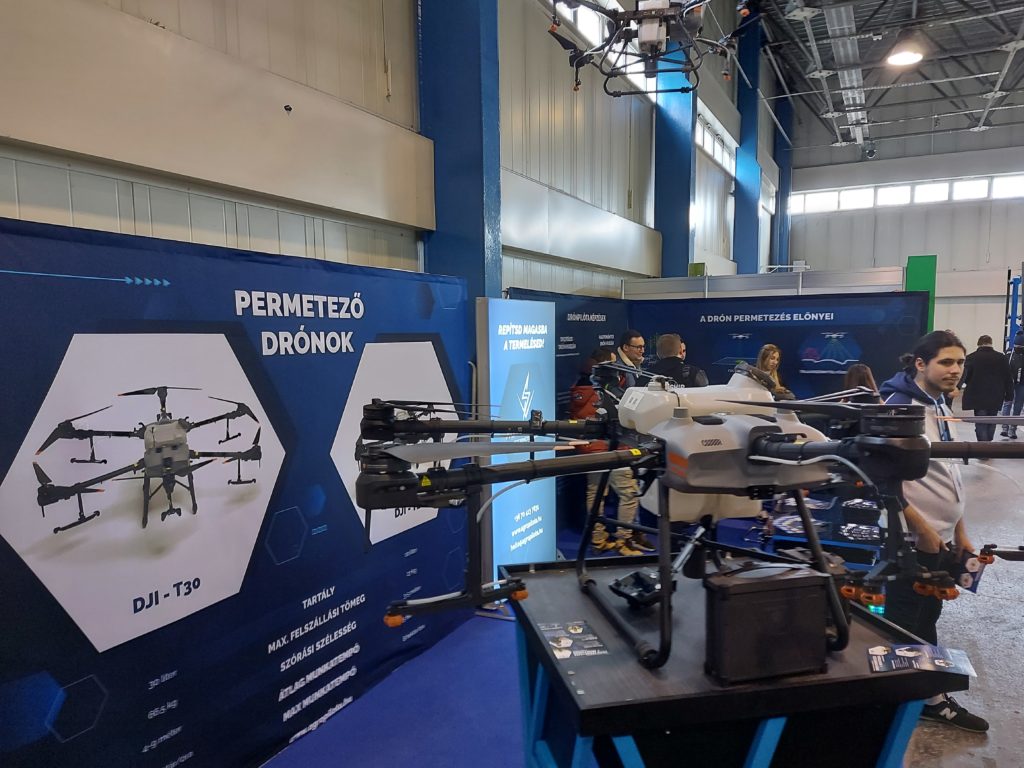 Drónok és pilótáik versenyeznek a mosonmagyaróvári tangazdaságnál, a permeteződrónok is szerepet kapnak - Fotó: Magro.hu, CSZS, Budapest, illusztráció