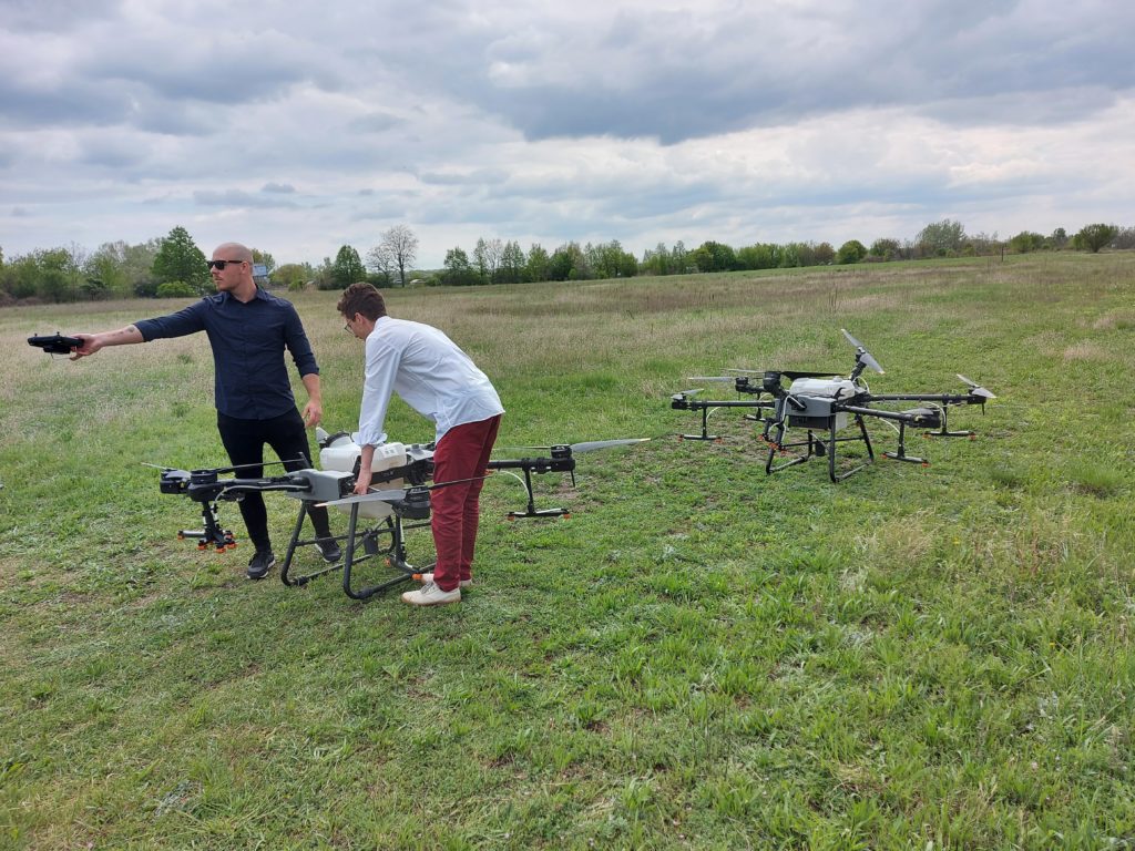 A Nébih tájékoztatta a permetező drónnal dolgozni kívánó szakembereket, hogy a honlapján elérhetővé vált a növényvédelmi drónpilóta képzőintézmények nyilvántartása - Fotó: Magro.hu, CSZS, Szentendre, az egyik képzési helyszín drónbemutató alkalmán