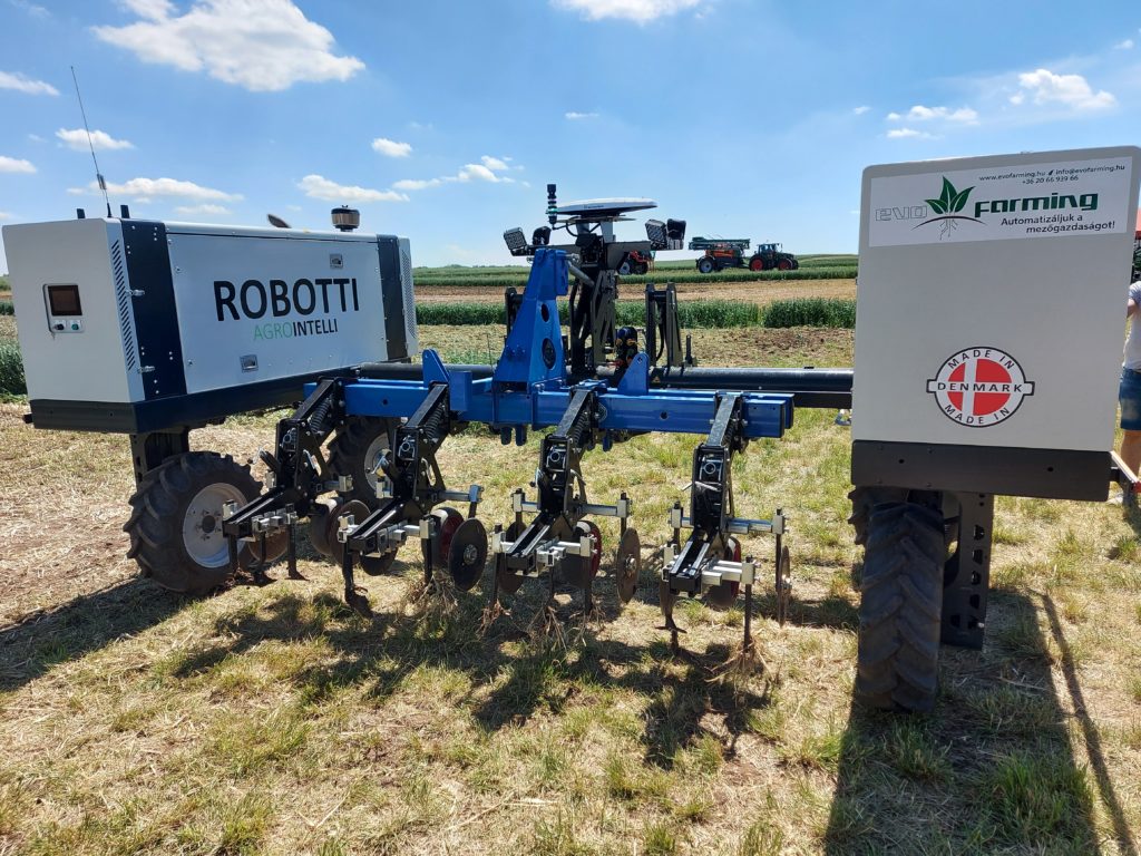 Az új robottraktor rótta a mezőfalvai területet - Fotó: Magro.hu, CSZS, Mezőfalva, 2022