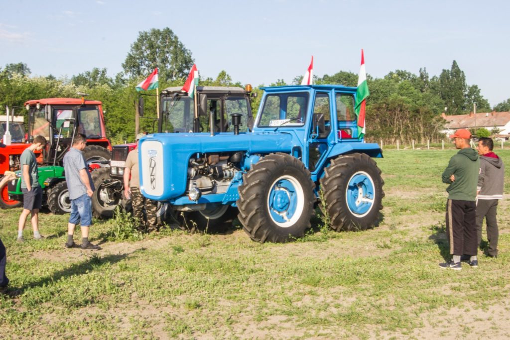 Kék Dutra traktor a rendezvényen