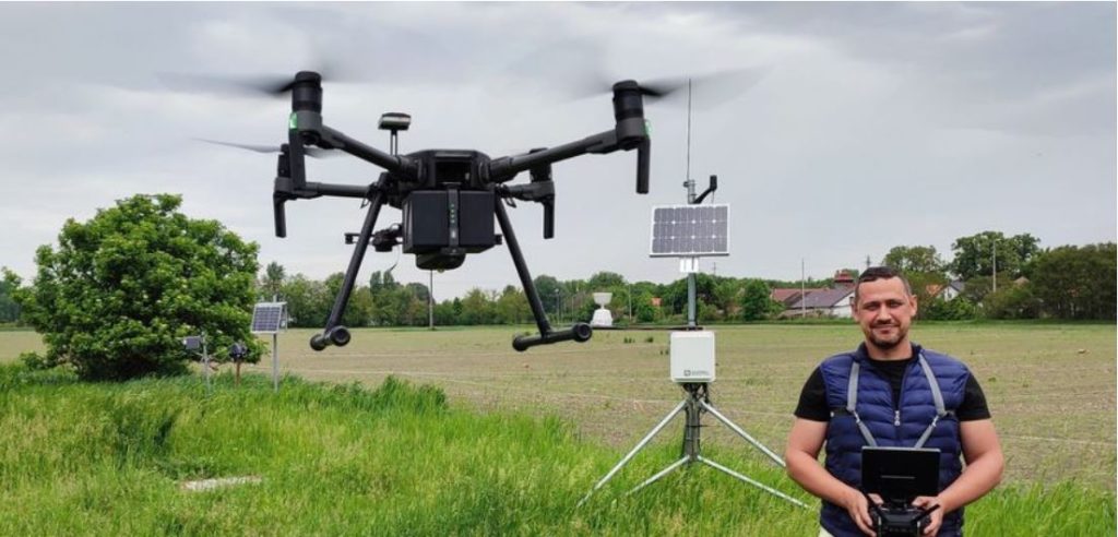 Dr. Teschner Gergely PhD és egy drón, repülés közben