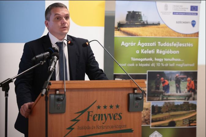 Papp Zsolt György, az Agrárminisztérium helyettes államtitkára előadásában elmondta, a szaktárca az elmúlt két évben 1570 milliárd forintnyi fejlesztésről döntött, a fő stratégiai cél az állattenyésztés, az élelmiszeripar és annak megújulásának támogatása volt - Fotó:  Dodó Ferenc, Szon.hu